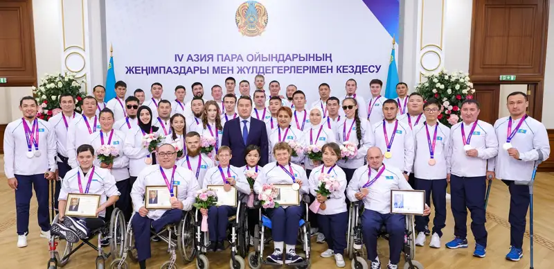 Премьер-министр встретился с паралимпийцами Азиатских игр