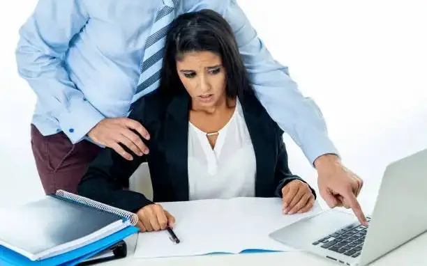  Jumystaǵy harassment úshin jaýapkershilik engizilýi múmkin