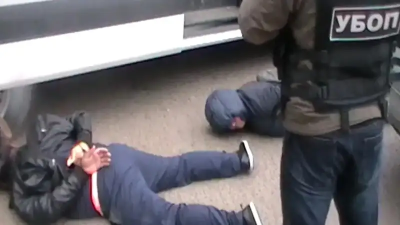 شىمكەنتتە كاسىپكەرلەرگە كۇش قولدانىپ، بوپسالاپ كەلگەن ۇيىمداسقان قىلمىستىق توپ ۇستالدى