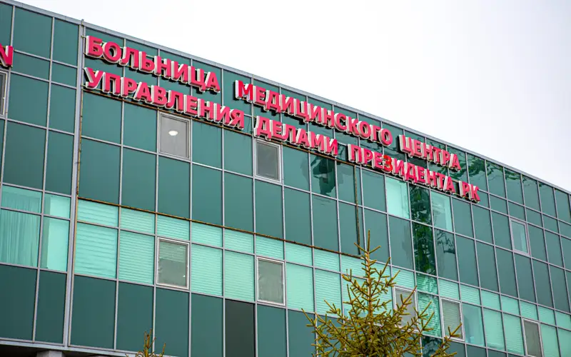 Порно видео: Ол темекі тартып, бәріне берді