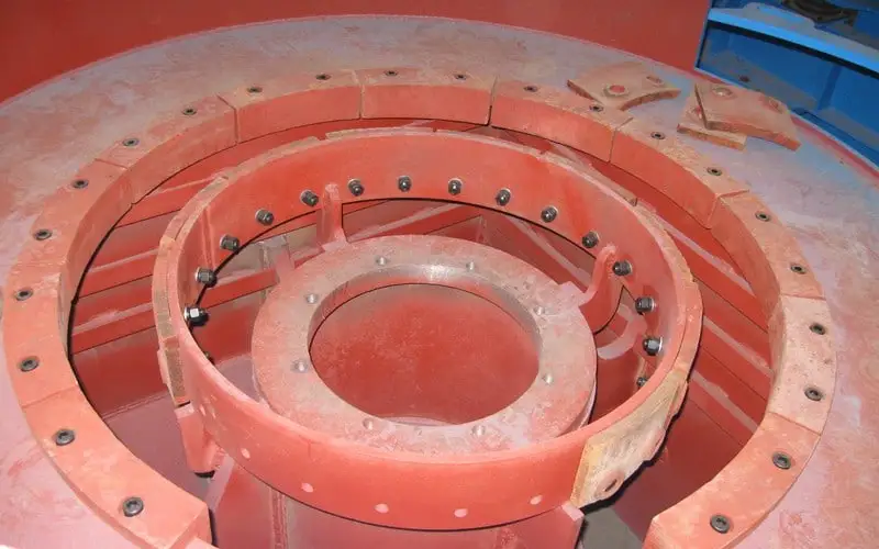 Россияда ўзбекистонлик йигит майдалагичга тушиб кетди