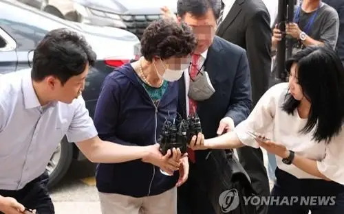 Суд Жанубий Корея президентининг қайнонасига қамоқ муддатини тасдиқлади