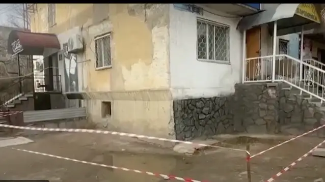 Часть карниза упала на голову жительнице Сатпаева