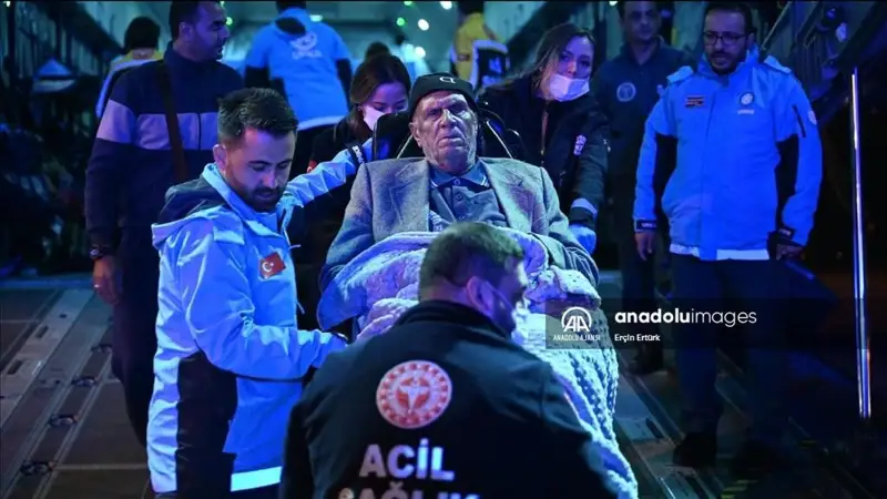 Оғир касал бўлган фаластинликлар Ғазодан Туркияга олиб келинди