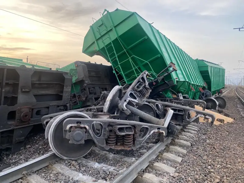 сход грузового поезда