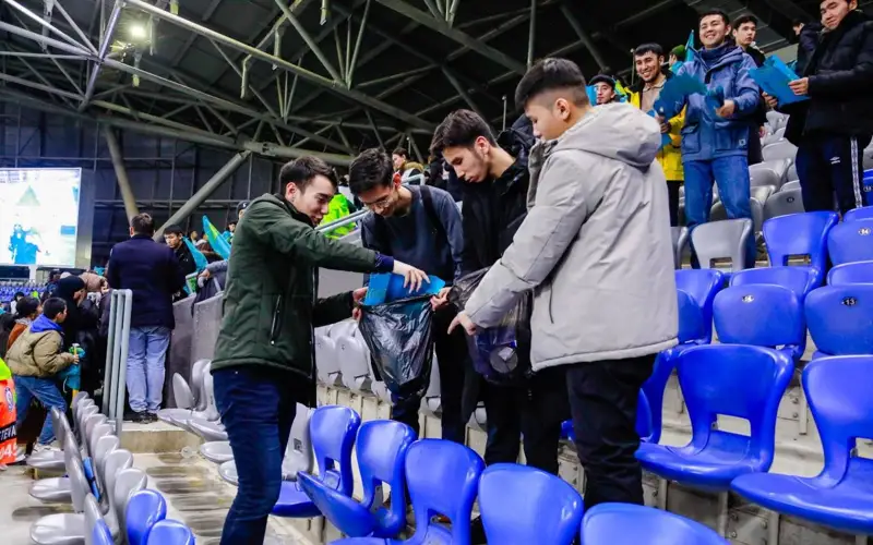 Жители Астаны и волонтеры собрали мусор после матча Казахстан - Сан-Марино