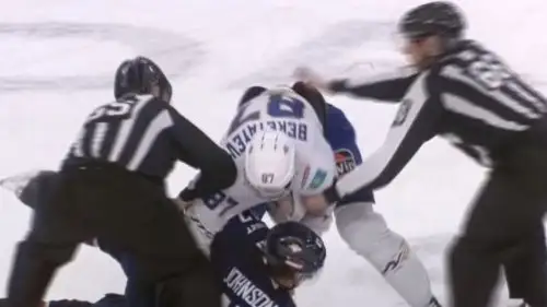 Казахстанец из «Барыса» повалил американца в КХЛ