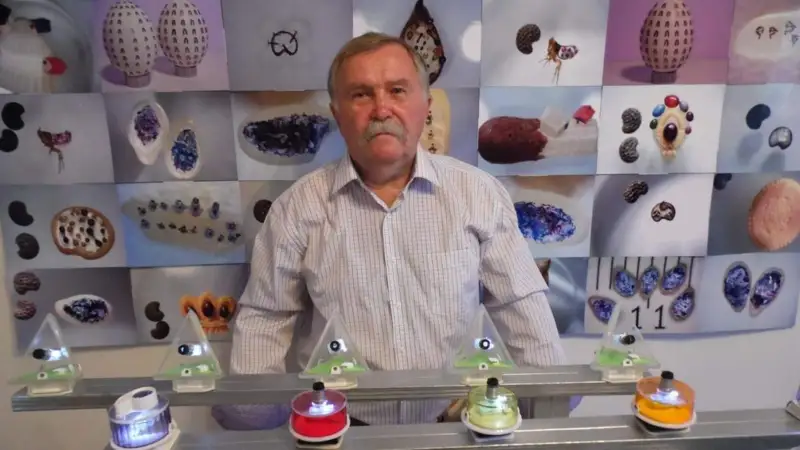 Более 1700 микроминиатюр в ушке иголки создал левша из Балхаша