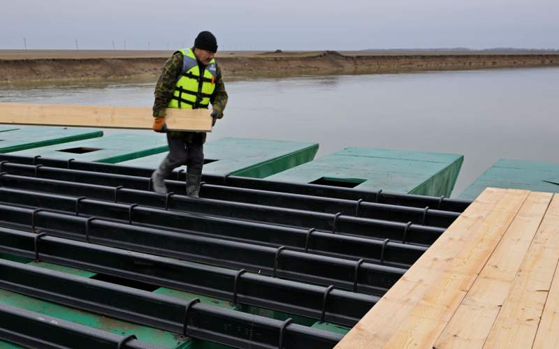 Понтонный мост, о котором жители просили много лет, достраивают в Павлодарской области понтонный мост