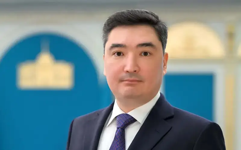 Memlekettik apparattyń demokratızatsııasy, debıýrokratızatsııasy jáne memlekettik qyzmettegi talantty kadrlar týraly – Oljas Bektenovtiń suhbaty