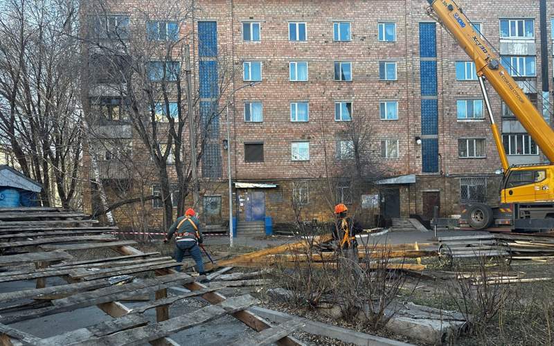 Более 30 крыш жилых домов восстановит акимат Караганды после урагана ураган