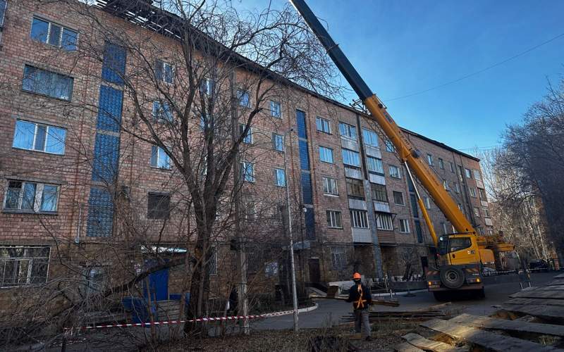 Более 30 крыш жилых домов восстановит акимат Караганды после урагана ураган