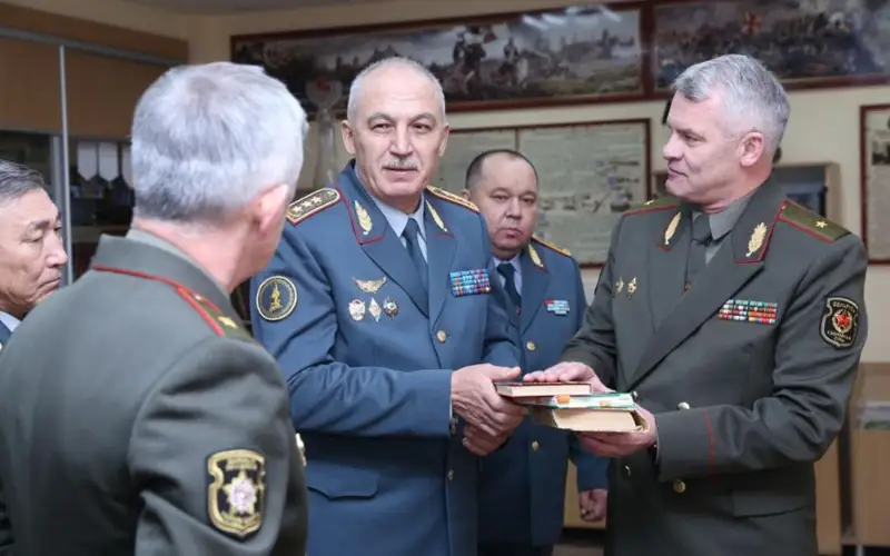 Қозоғистон Мудофаа вазири расмий ташриф билан Беларусда юрибди