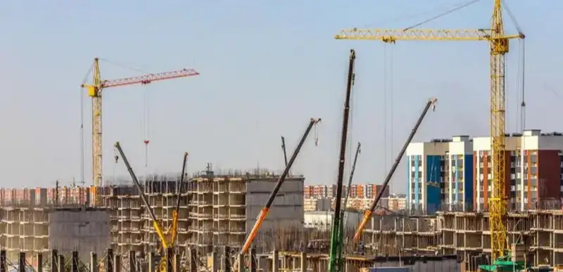 Алматыда сүрілген ескі үйлердің орнында көпқабатты үйлер салынып жатыр