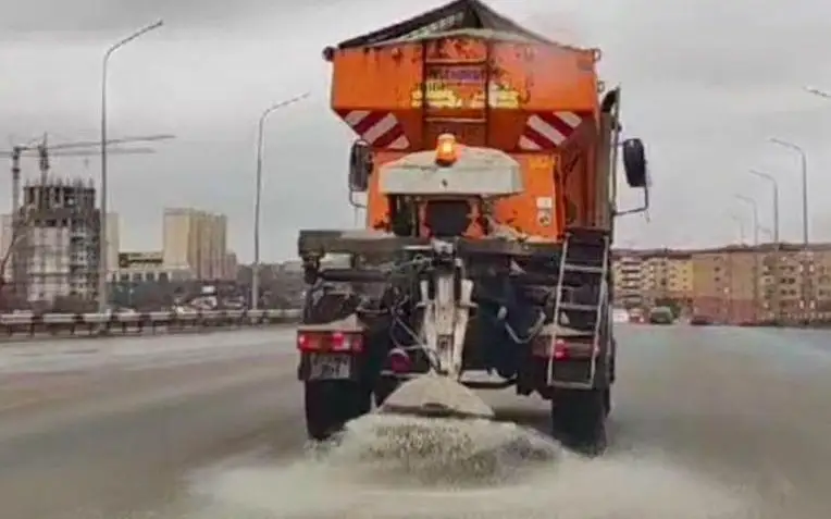 Дороги и тротуары посыпают песко-соляной смесью в Астане