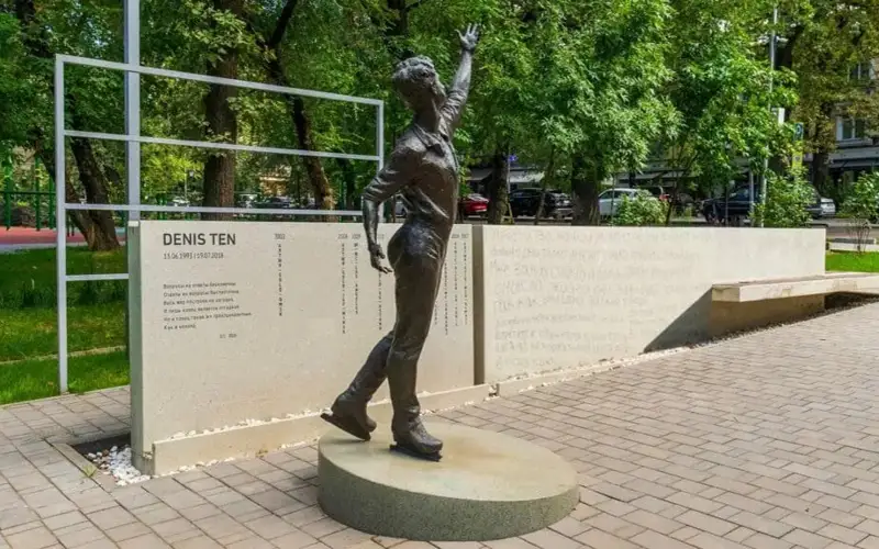 памятник Денису Тену