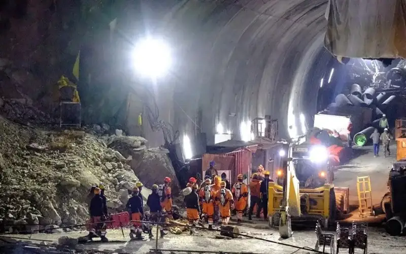 Ҳиндистонда қулаган туннель: 41 кишини қутқариш йўлининг ярми қазилган