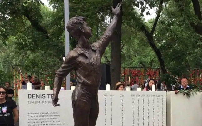 Алматыда Денис Теннің ескерткішін бүлдірген тұрғын ұсталды