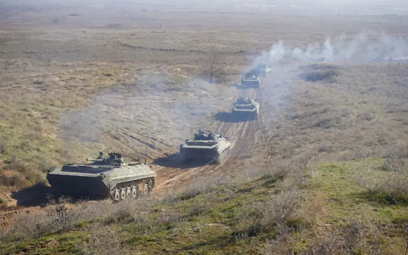 Стокилометровый марш на боевой технике совершили казахстанские курсанты