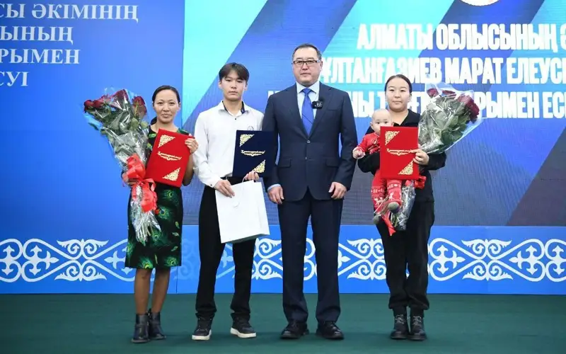 iPhone подарили школьнику, спасшему пассажиров автобуса в Алматинской области