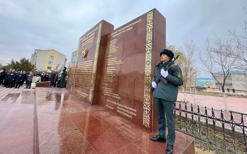 Площадь госсимволов появилась в Бейнеу