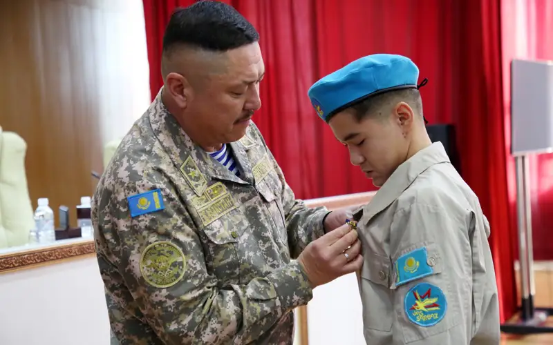 Министр обороны Руслан Жаксылыков наградил Героя медалью «Ел қорғаны»