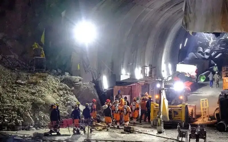 Ҳиндистонда туннелда 17 кун қолиб кетган 41 нафар ишчи қутқариб олинди