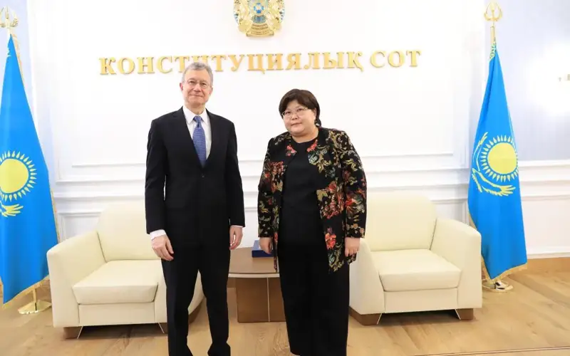 宪法法院院长同美国驻哈大使举行会晤