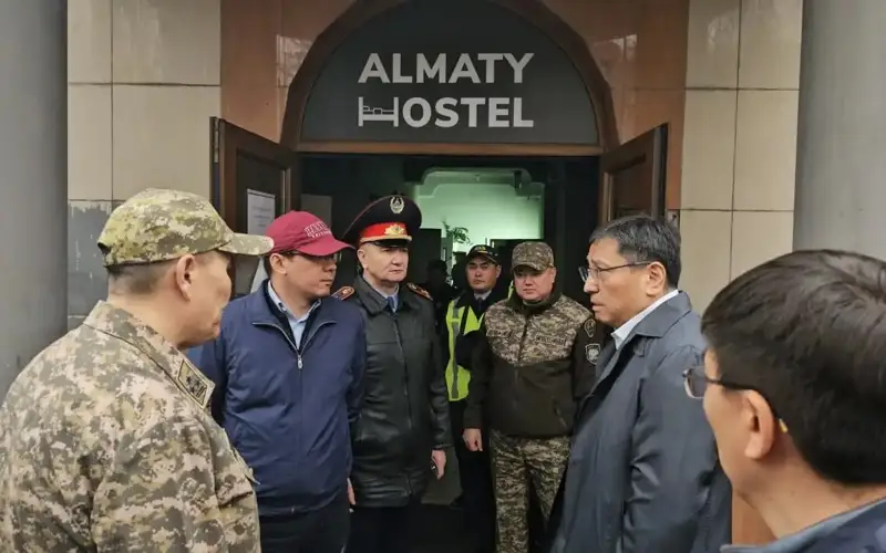 Mayor of Almaty Yerbolat Dossayev arrived at the scene of the fire which occurred in the hostel located on Sharipov street in Almaty.