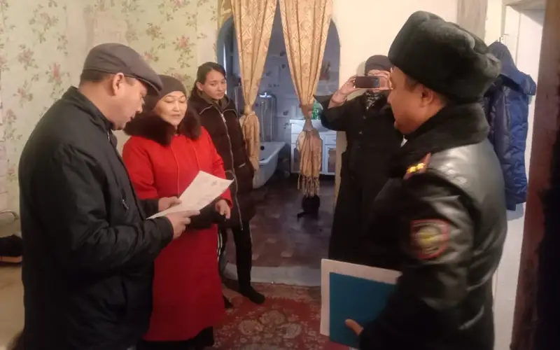 Четырех детей забрали у пьющей матери в Павлодарской области