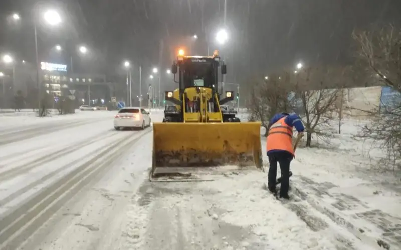Свыше 2000 рабочих вышли на уборку снега в Астане