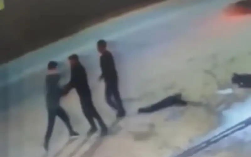 Подростков задержали за избиение мужчин посреди дороги в Алматинской области