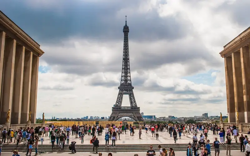 Эйфель минораси яқинида содир этилган терактда сайёҳ ҳалок бўлди