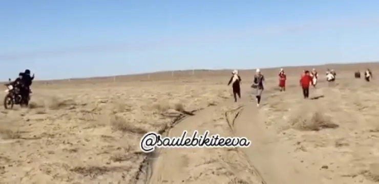 جۇگىرىپ جارىسقان ايەلدەر 