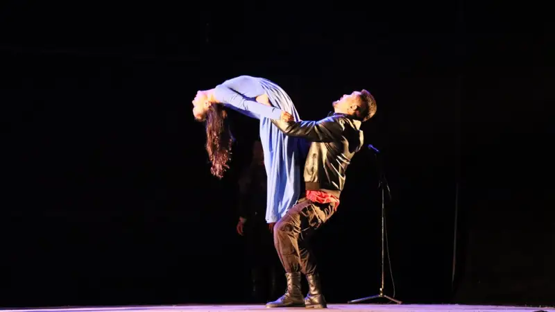 Актеры алматинского ТЮЗ имени Габита Мусрепова впервые на казахском языке представили в Баку спектакль «Қарагөз»