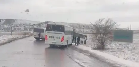 Из-за гололеда три автобуса съехали с трассы в Павлодарской области