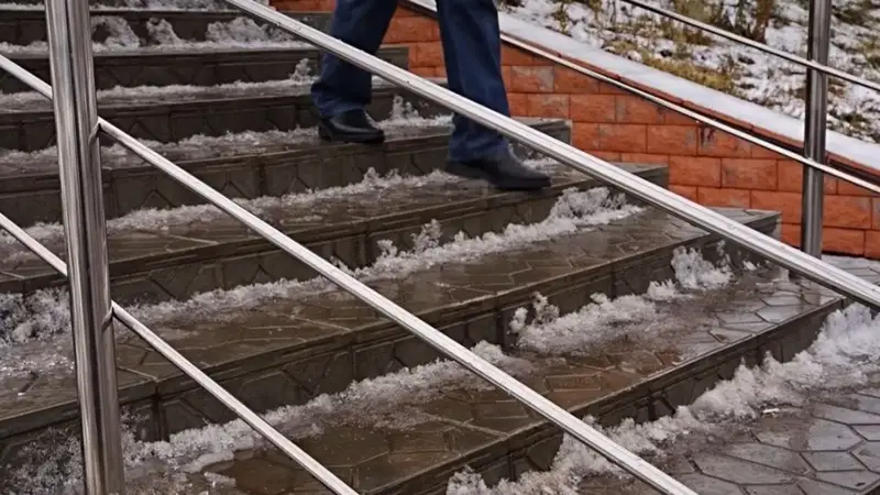Павлодарда көктайғақ салдарынан 100-ден астам адам жарақат алған 