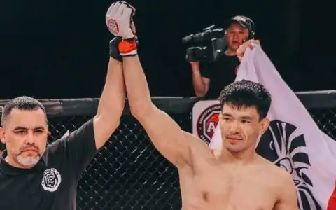 Казахстанский боец победил россиянина в зарубежной лиге