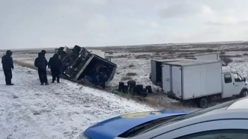 Большегруз опрокинулся в области Абай