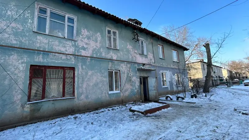 обрушение лестницы в старой двухэтажке в Актобе