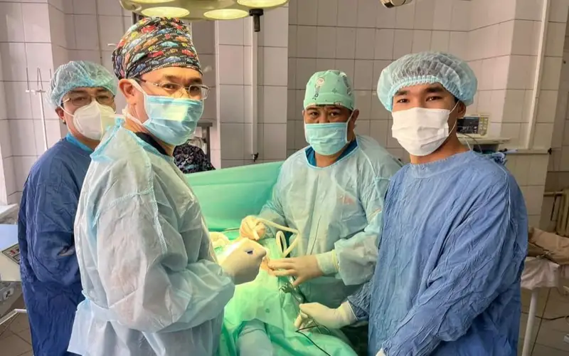 Чимкентда йўл-транспорт ҳодисаси оқибатида оғир жароҳат олган ҳомиладор аёлга оғир операция ўтказилди