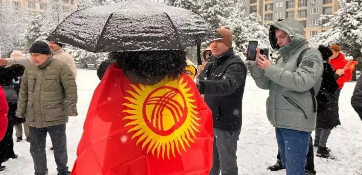 吉尔吉斯首都举行和平集会 抗议修改国旗图案的议会动议