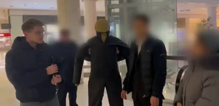 Máskeýdegi saýda ortalyǵynda Ózbekstan azamaty serigin pyshaqtap tastady 