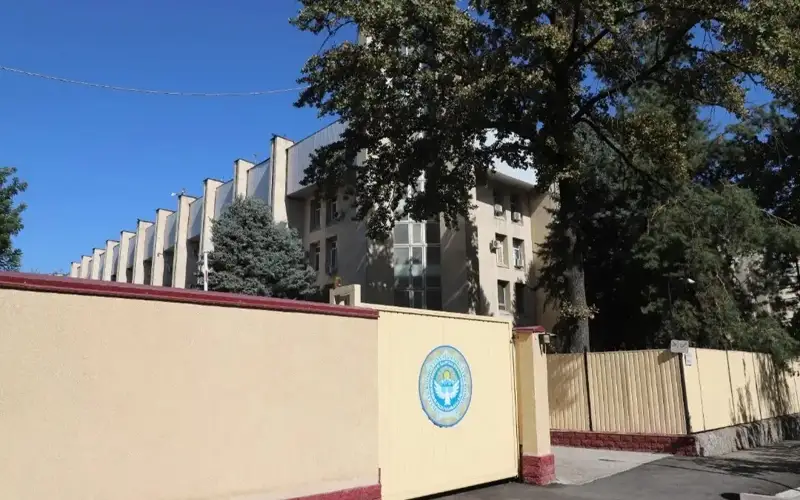Қирғизистонда 180 дан ортиқ давлат хизматчиси Кўлбоев ва Матраимов билан алоқаси учун ишдан бўшатилди