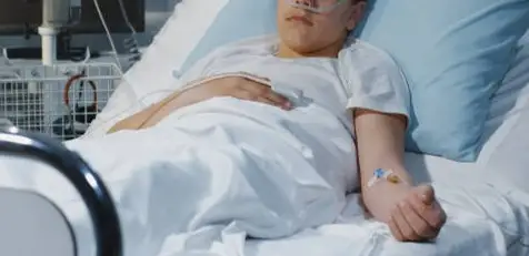 Оралда көпқабатты үйдің терезесінен құлап кеткен 11 жастағы бала жансақтау бөлімінде жатыр