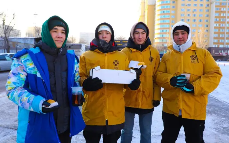 10 добрых дел: как волонтеры помогают жителям Астаны в морозы