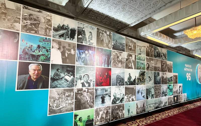 Мероприятие в честь 95-летия Чингиза Айтматова прошло в Бишкеке Мероприятие в честь 95-летия Чингиза Айтматова прошло в Бишкеке