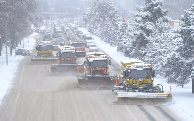 Как убирают улицы Алматы от снега