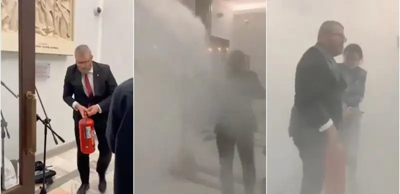 Член парламента Польши погасил свечи на хануку