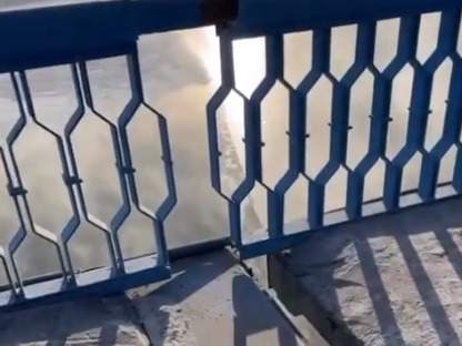 Из-за холода на мосту через Иртыш в Павлодаре образовалась 10-сантиметровая щель